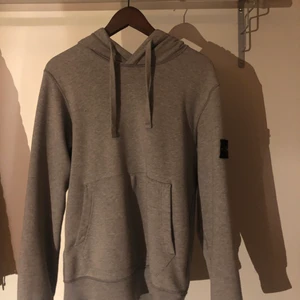 Grå Stone island hoddie  - Köpte hoddien i maj förra året och har använt den en del i början men nu hänger den bara bland alla andra tröjor. Priset kan diskuteras