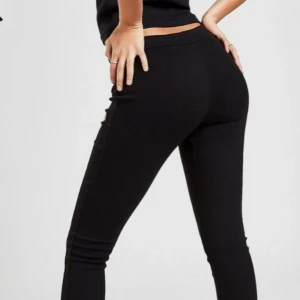 Ellesse flared byxor storlek s - Aldrig använda endast uppackade, Ellesse byxor storlek small