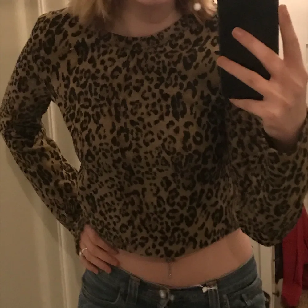 Super cool leopard tröja som slutar lite över naveln på mej som är 170cm. Nopprig men annars i fint skik💖. Toppar.