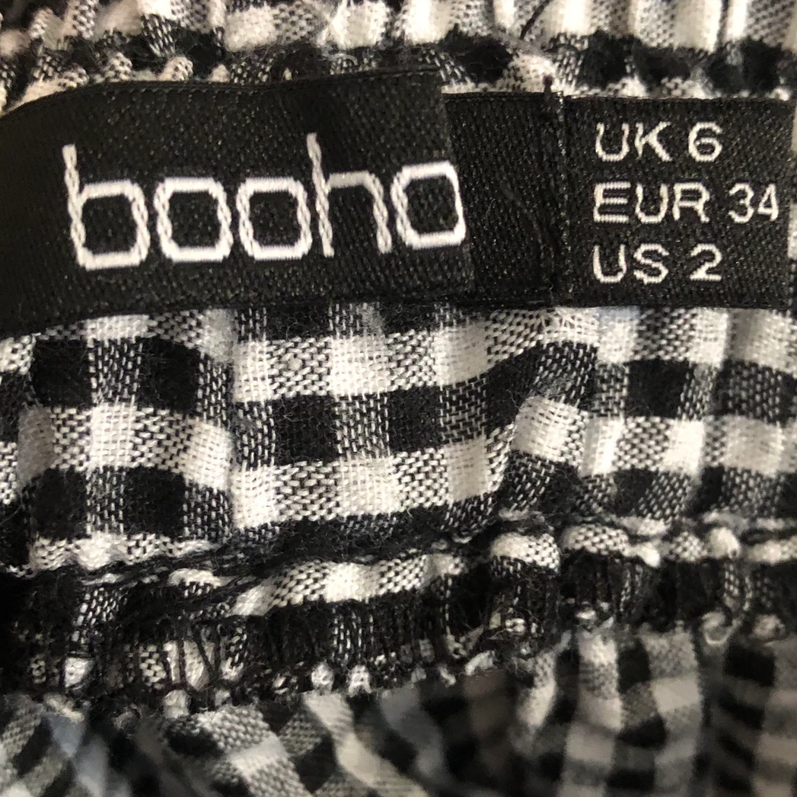 Rutig blus med ballongärm från Boohoo - 91