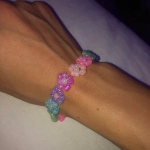 Smycken  - Hejsan! Jag pärlar också en del och säljer allt från armband, halsband örhängen och ringar. Här är några av mina halsband och armband med inspiration av sommarens färgen 💞 jag har massvis av olika berlocker osv så om du vill göra ett perslonligt så tar jag bara beställning. Priser varierar såklart. Armbandet med blommor ligger på 80 kronor medans halsbandet med berlocken på ligger på 100!! 