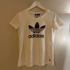 Adidas T-shirt  - T-shirt från Adidas i fint skick 🌸 kontakta mig för frågor/fler bilder 💛