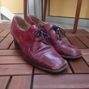Vintage skor i rött läder, använt men gott skick. 