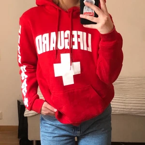 Lifeguard hoodie - Lifeguard hoodie i storlek S (herr) Knappt använd :) Kan mötas i Stockholm eller så står köparen för frakten 🌸