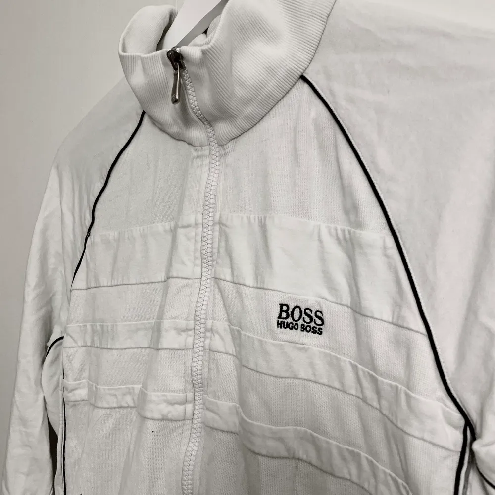 Zip-up hoodie från Hugo Boss. Köpt secondhand men i bra skick! Storlek XL men jag är en S så jag skulle säga att den är liten i storleken💕 200kr exkl frakt. Tröjor & Koftor.
