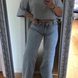 Monki Yoko jeans storlek 38/40 - Otroligt fina monki jeans i modell yoko light blue 🦋 storlek 40 men passar även en 38, upplagda en bit men går att ordna! 300kr + frakt på cirka 60-80kr