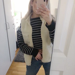 Zaratröja  - Säljer min randiga tröja från Zara i storlek S.🤍tveka inte att kontakta mig om du har någon fråga!