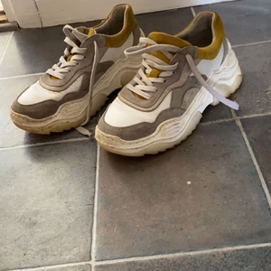 Skor - Snygga skor som är använda ganska mycket, okej skick! Nypris kostade dom 1200 kr på din sko