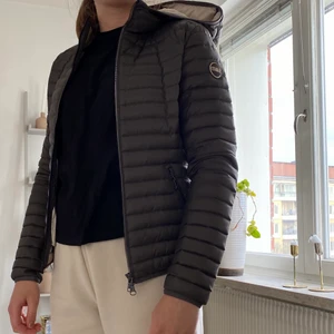 Dunjacka - Mörkgrå dunjacka från colmar. Dragkedja och två dragkedsfickor. (Ordinarie pris 3500kr) Köparen står för frakten!!