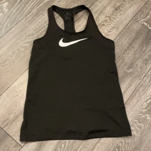 Nike linne - Svart träningslinne från Nike. Linnet är i storlek Xs. Köparen står för frakten. Rök och djurfritt hem! OBS står ej för postens slarv