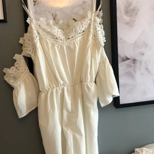 Jumpsuit  - En vit jumpsuit med fina detaljer, köpt på hemsidan DM och är använd endast en gång. De finns ett litet hål i den så skriv för fler och närmre  bilder. 