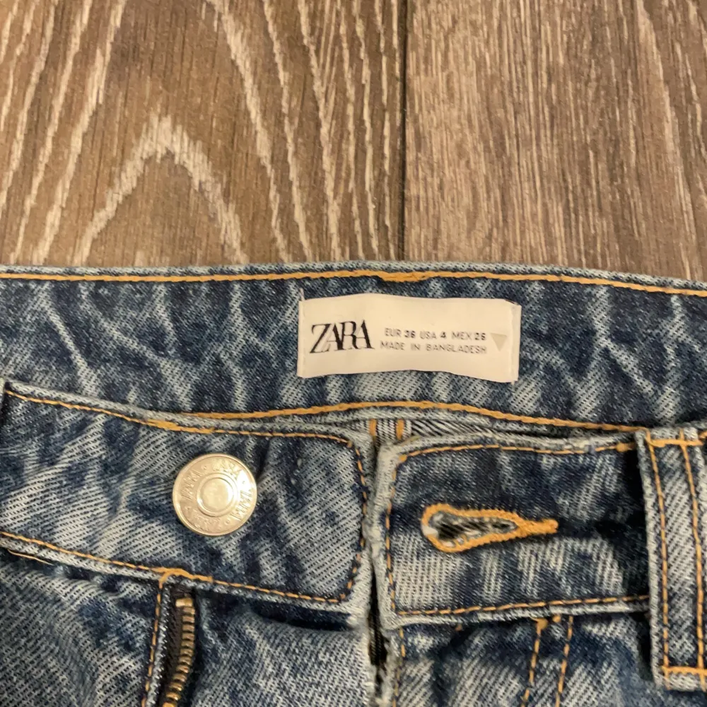 Säljer mina blåa fina jeans från zara då de är försmå tyvärr. Det är ett hål på varje knä. De är i storlek 36. Köparen står för frakten, från ett rök och djurfritt hem! OBS står ej för postens slarv . Jeans & Byxor.