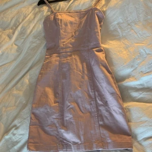 Klänning  - Säljer min supersöta lila klänning från hm då den tyvärr är för liten🥺köpt förra sommaren och endast använd en gång💕💕storlek 36 men skulle säga att den passar ca 34 också, det är bara att höra av dig om du undrar något✨✨