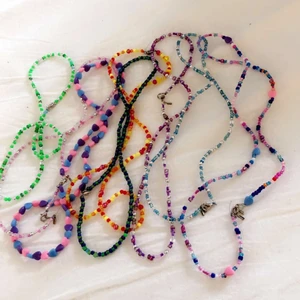 Egna halsband ,ringar och armband 💓 - Olika längder och massor med olika färger💓kan göra ringar,halsband och armband och fotband 💓Ni kan även göra special beställningar.💓ringar 10kr/st,armband 20kr/st  fotband 20/st och halsband 25/st,2 för 50kr,3 för 75k frakten är 12kr💓                   Pris kan diskuteras!!!