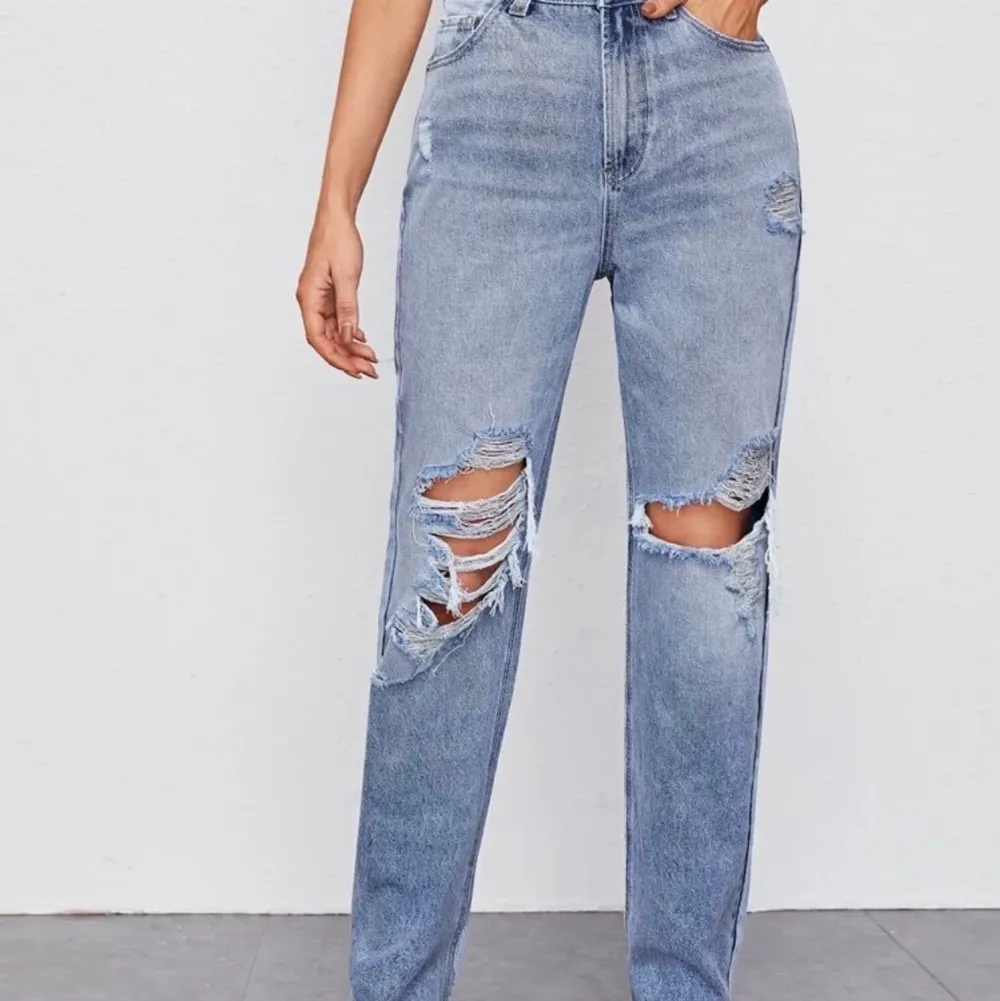 Helt nya jeans i storlek small. Oanvända eftersom de var för liten storlek 💞. Jeans & Byxor.