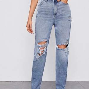Helt nya jeans i storlek small. Oanvända eftersom de var för liten storlek 💞