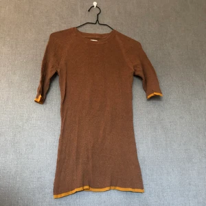 Längre ribbad topp med härliga retro färger - • Ribbad topp med retrovibes à la 70’s, skön att bära! • Storlek: S, tajt modell som följer kroppen fint • 79% bomull & 21% polyamid • Knappt använd, fint skick! Legat nerpackad en längre tid så upptvättning rekommenderas. • +Frakt: 51kr spårbart  