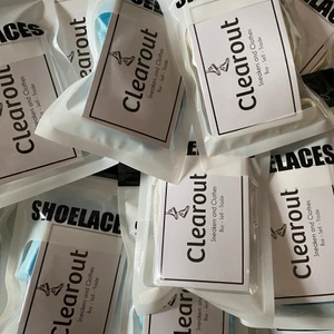 Skosnören - Säljer nu massa snygga skosnören som får din sko att se bättre o fräschare ut! De färger som finns är: Ljus blåa, cream/tan och vita! Alla finns i olika längder beroende på vilken sko du skall ha till tex Af1, dunk lows eller Aj1 high/mids! Ett par kostar 45kr fraktat!
