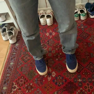 Blåa eytys - Säljer mina skit snygga mocka eytys som är använda max 3 gånger! Priset kan förhandlas💕 Nypris: 1600 Högsta budet: 750 kr