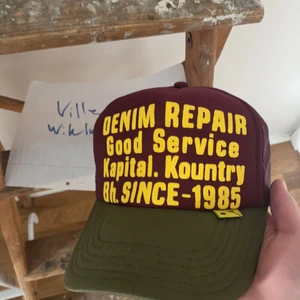 Kapital kountry trucker hat  - Säljer denna kapital keps. Bra condition utöver en liten flaw. Bud 1000 och bin 1300. Bara hmu om ni har några frågor 