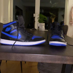 Jordan 1 Royal Blue Mid - Säljer mina Jordan 1s royal blue. Använda ett antal par gånger och dom har minor creases som syns på bilden.