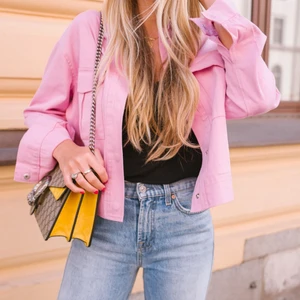 Nakd jacka - Tunn jacka i 100% bomull från nakd. Knappt använd. Strlk 38, sitter lite oversized på mig som är en 34a.