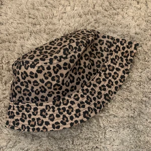 Fiskehatt - Fiskehatt i mönster leopard från H&M🐆 aldrig använda köpte i vintras och ångrar mig att jag köpte🤍 säljer för 50kr+frakt 💕 pris går att diskutera 💘