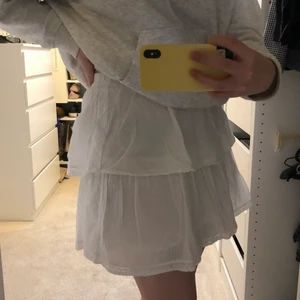 Kjol - Vit volangkjol från Gina Tricot. Stl M.      Köpt för 300-400kr.                                  Nyskick.