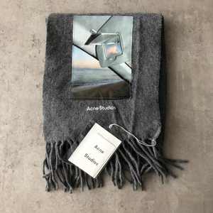 ACNE STUDIOS CANADA SKINNY KIM PATCH SCARF - ACNE STUDIOS CANADA SKINNY KIM PATCH SCARF. Helt ny 