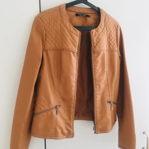 Skinnjacka fake - Brun fin skinnjacka. Knappt använd, som ny! 