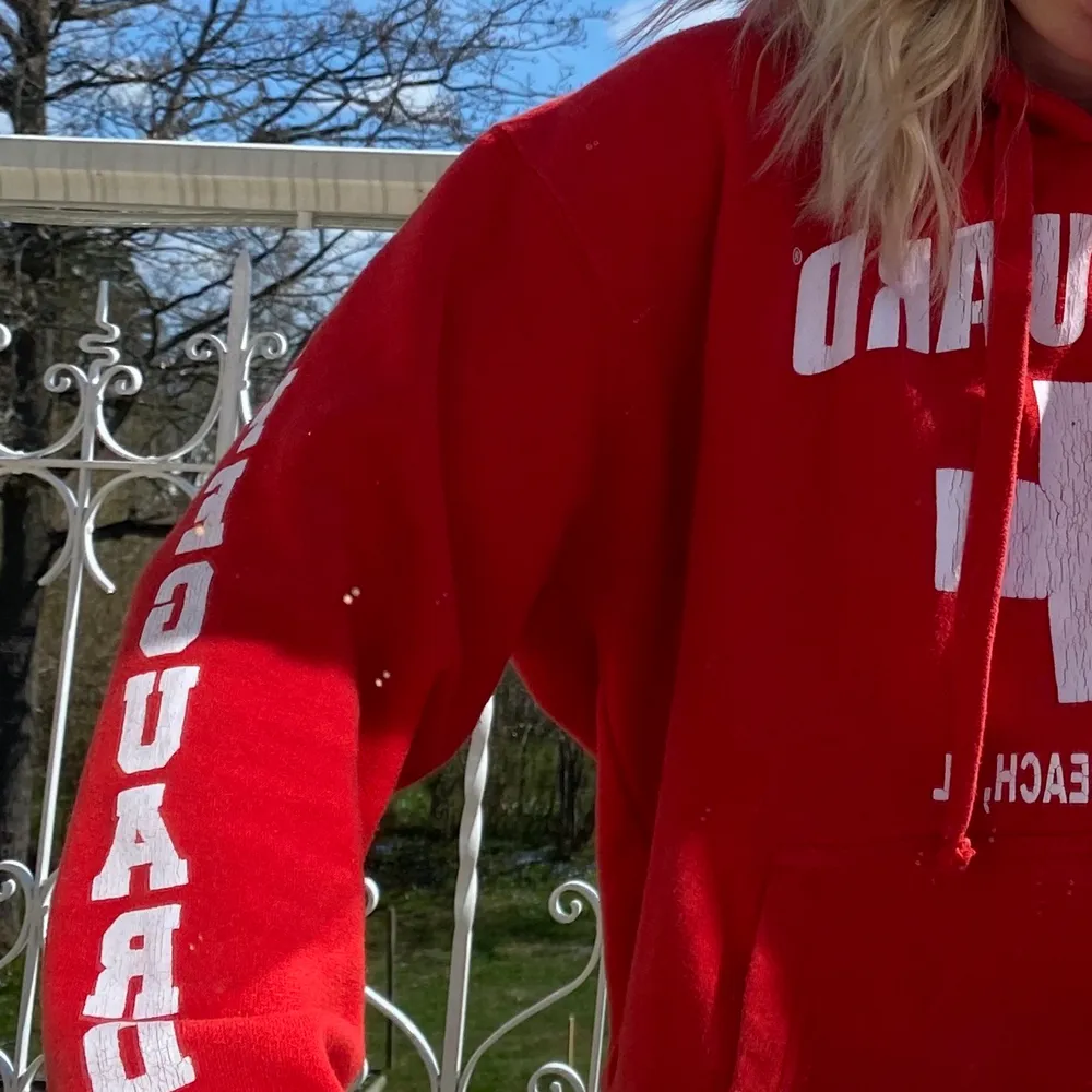 Hoodie köpt i Florida. Det slitna på trycket var så när den köptes, då den är sparsamt använd!! Sjukt skön❤️ frakt ej inkl.. Hoodies.