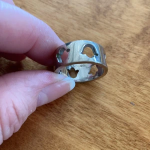 Äkta silver ring  - Äkta silver ring. Storlek 18 mm 1 cm bred. Helt underbar!! Frakt tillkommer 15kr 