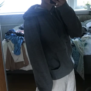 Sfida hoodie - Grå dragkedje hoodie, super skön med ett lite tjockare material vilket gör att den tål värme. 