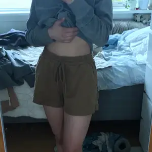 Jättesköna mjukis shorts till sommaren. Vet inte exakta storleken men jag brukar ha S/M. 