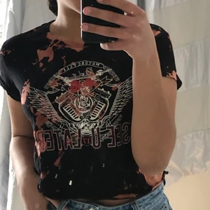 Croppad t-short  - Säljer då denna coola croppade t-shirten ifrån bershka, har även gjort tie dye på den som man kan se på bilderna ✨