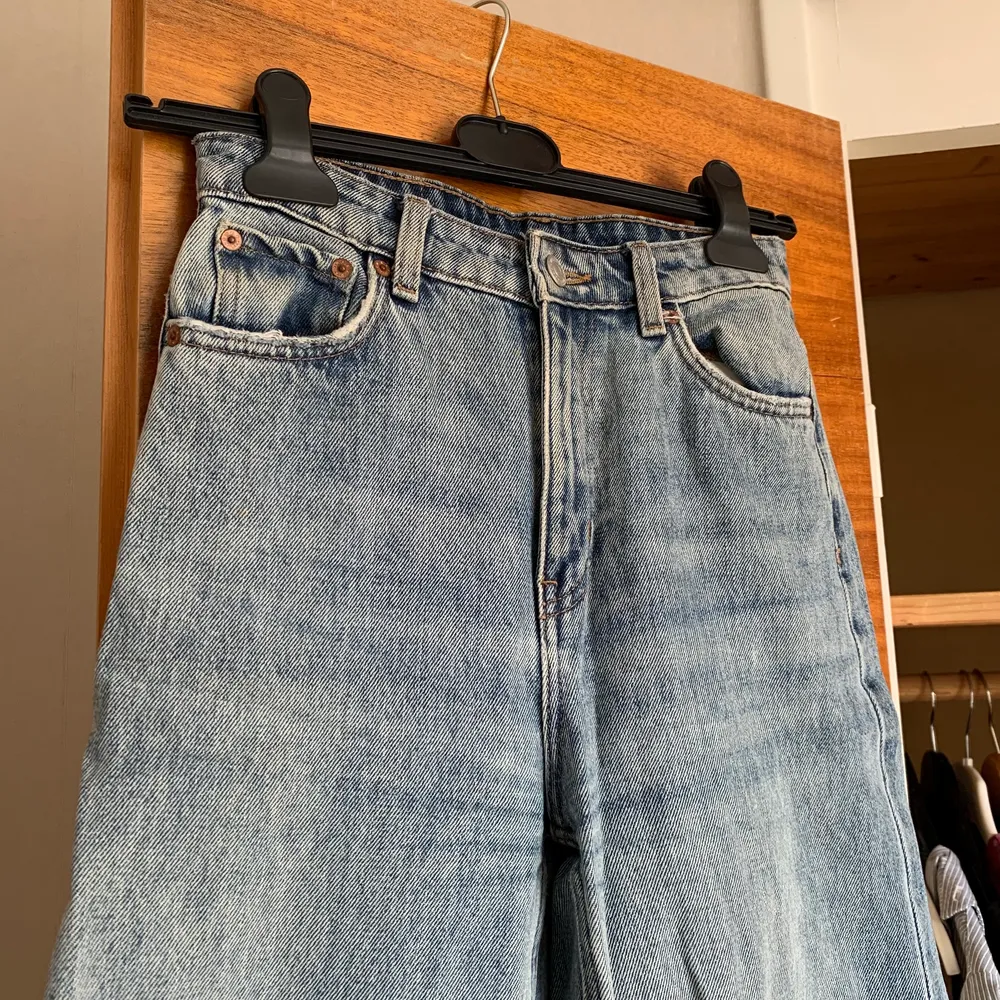 Weekday jeans som sitter perfekt!! Har liknande nu och känner att jeans alltid är bra att köpa second hand så nu ger jag domhär en chans till! 💫. Jeans & Byxor.