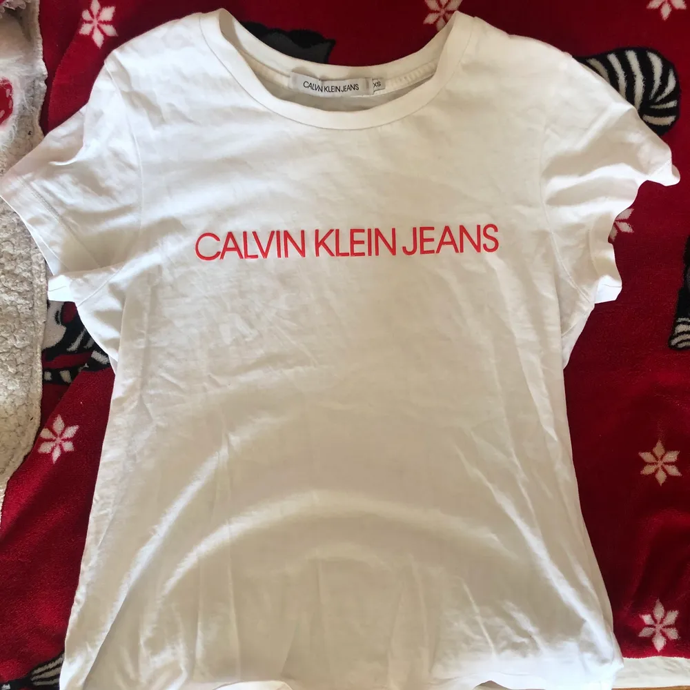 Calvin Klein Jeans T-shirt i nyskick, bara använd ett fåtal gånger, minns inte nypris så priset går att diskutera.. T-shirts.