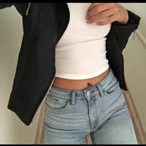 Skinnjacka  - Säljer min svarta skinnjacka (ej äkta skinn) från Chiquelle då den blivit för liten för mig. Ett måste i garderoben, så snygg och bekväm!! Passar till ALLT😍 i storlek S