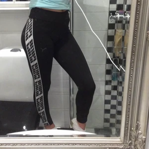 Träningsbyxor i stl XS - Detta är ett par svarta träningsbyxor som är ganska lågmidjade men långa vid benen❤️❤️