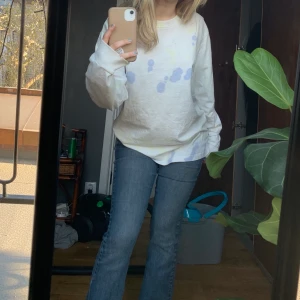 Tröja - Super cool tröja som jag köpt på weekday. Använts en gång, köparen står för frakten 🌟
