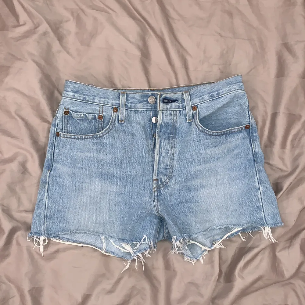 Jeans shortsen är oandvända köpta för 2 somrar sen men har bara legat i garderoben sen dess tyvärr. För mig är de lite små i låten. . Shorts.