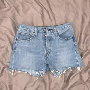 Jeans shortsen är oandvända köpta för 2 somrar sen men har bara legat i garderoben sen dess tyvärr. För mig är de lite små i låten. 