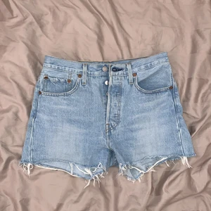 levis shorts, storlek W26 - Jeans shortsen är oandvända köpta för 2 somrar sen men har bara legat i garderoben sen dess tyvärr. För mig är de lite små i låten. 