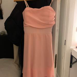 Söt rosa klänning, fint skick, använd vid 1 tillfäll! Kan fraktas men köparen står för frakten