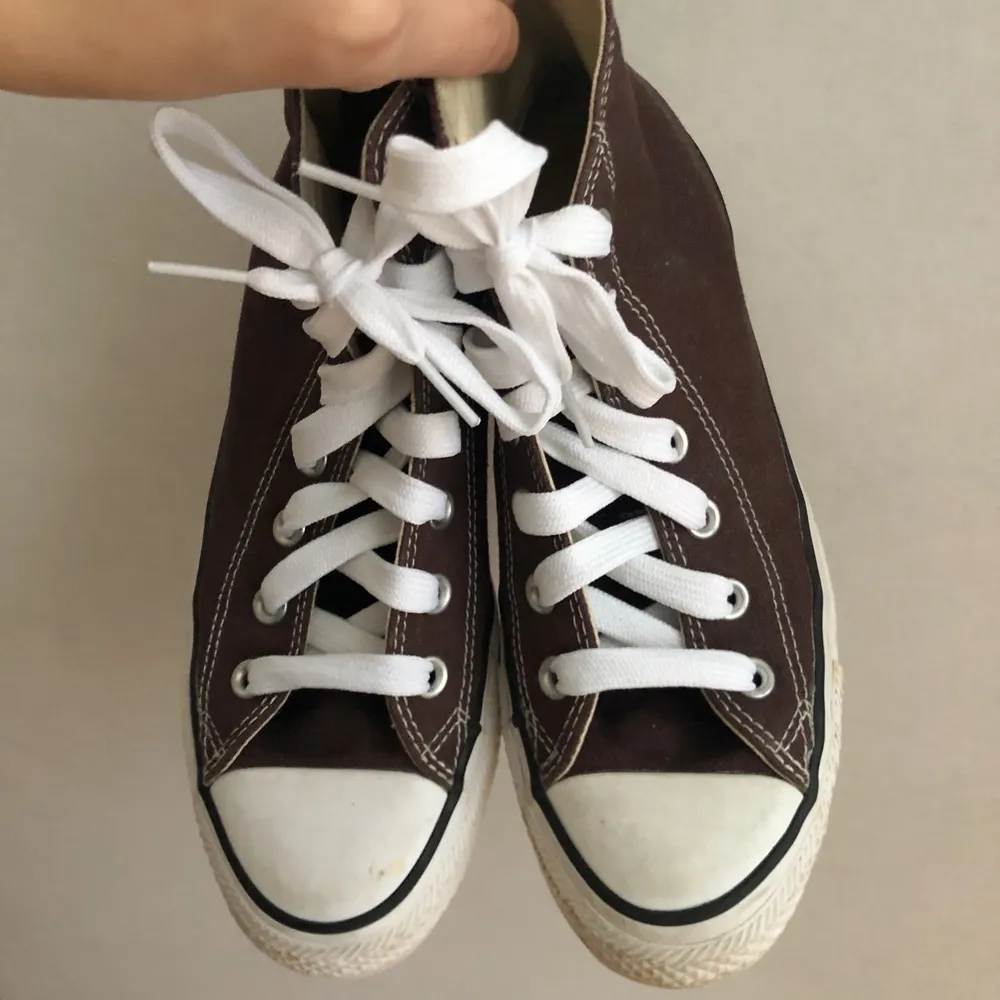 Bruna Converse i storlek 38, i bra skick men finns självklart fläckar på den vita delen då de är använda. Pris: 649kr + 66kr frakt . Skor.