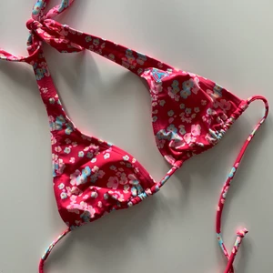 Bikiniöverdel  - Bikiniöverdel köpt på Stadium om jag inte minns fel. Aldrig använd. Går att sätta i vaddering om man vill. Knyts i ryggen och uppe i nacken. Storlek 34/xs. Köparen står för frakt. 