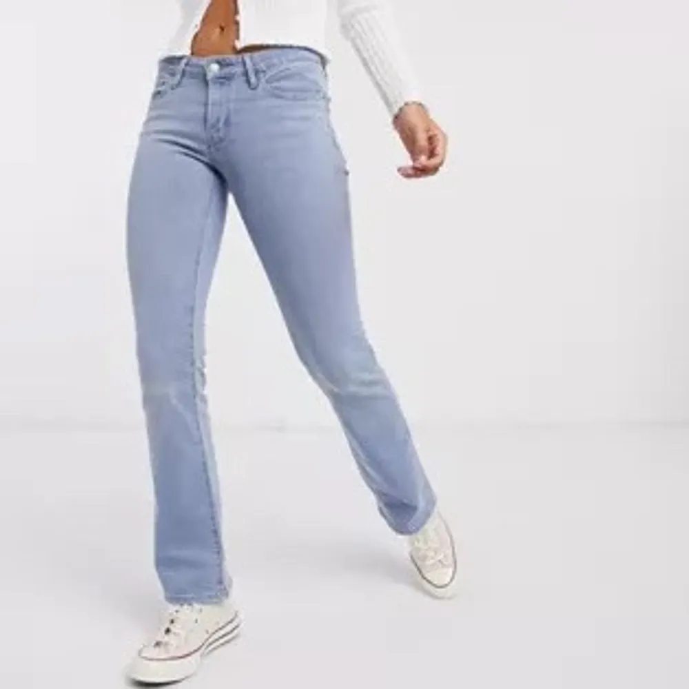 (Lägger upp igen) Lågmidjade bootcut jeans från Levi’s i den perfekta ljusblåa färgen. Älskar dem men de kommer tyvärr inte till användning längre❤️❤️ Perfekt i längden på mig som är 175!. Jeans & Byxor.