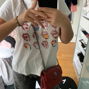 Snygg T-shirt med tryck - Snygg vit T-shirt med snyggt tryck, går att matcha till mycket! 