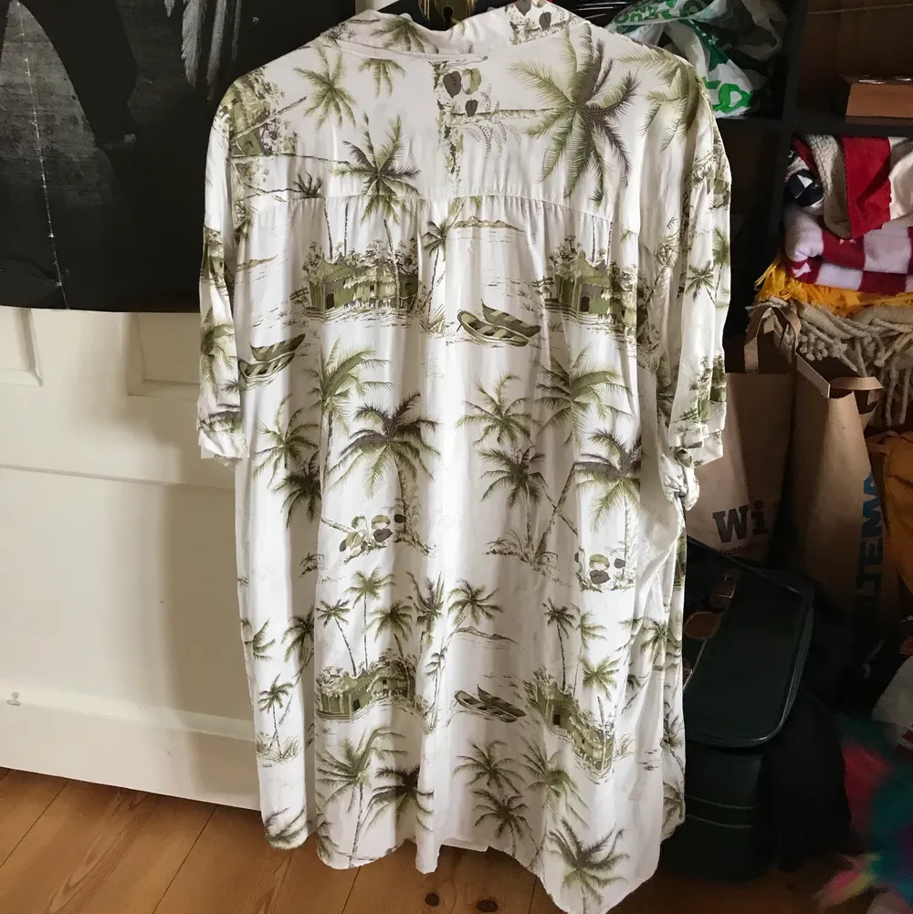 En superskön vit skjorta med gröna palmer och båtar på. Köpt på Dressman i storlek 3XL. Säljer pga den inte används längre. 100kr + frakt🥰. Skjortor.
