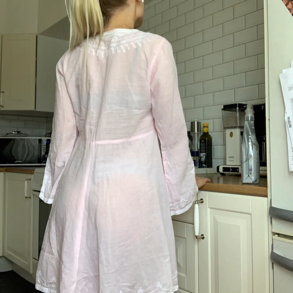 Otroligt söt ljusrosa klänning/tunika i storlek M, passar även mindre storlekar! Lätt och luftig 😍 bättre bilder kan skickas i dagsljus 🧡. Klänningar.